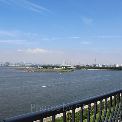 海側の部屋のバルコニーやバスルームからはベイエリアの景色が楽しめる