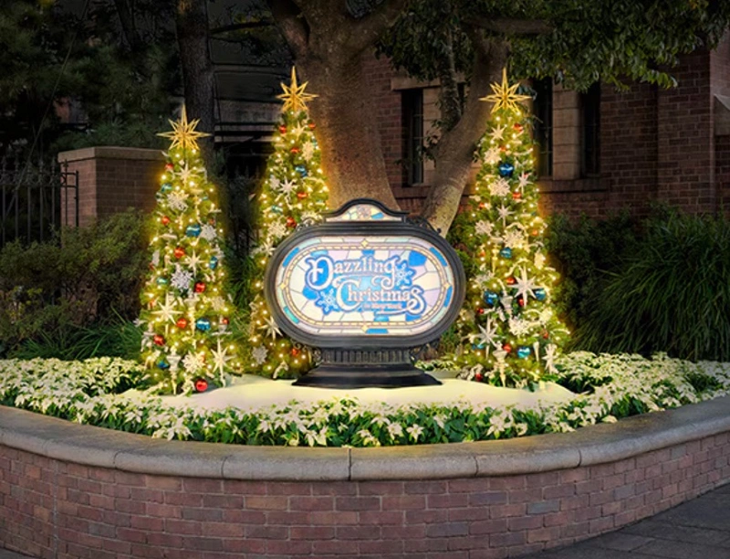 ディズニーストア　クリスマスツリー　トイストーリー　ライト ディズニー、ピクサー、マーベル、スター・ウォーズも「YOKOHAMA
