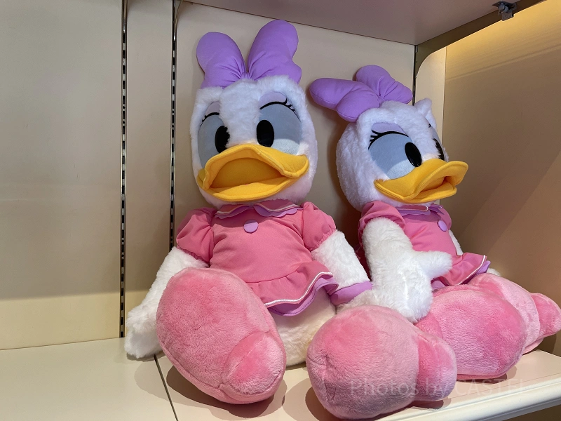 2026】ディズニーで買えるデイジーグッズ34選！ぬいぐるみやキー