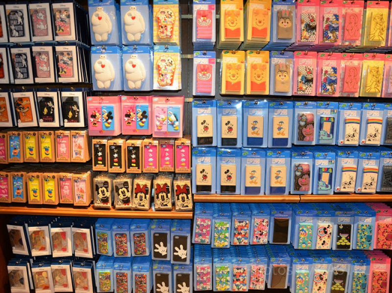 2026】ディズニーで買えるスマホケース3種類！iPhone16対応！