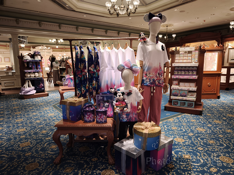 【香港ディズニー20周年グッズ】ミッキー＆フレンズ・グランドセレブレーショングッズ全61種まとめ！カラフルなお土産の値段と販売場所