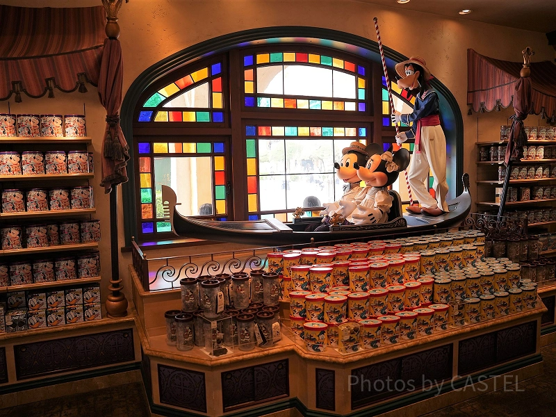 mickey-on-a-gondola-j117454.webp