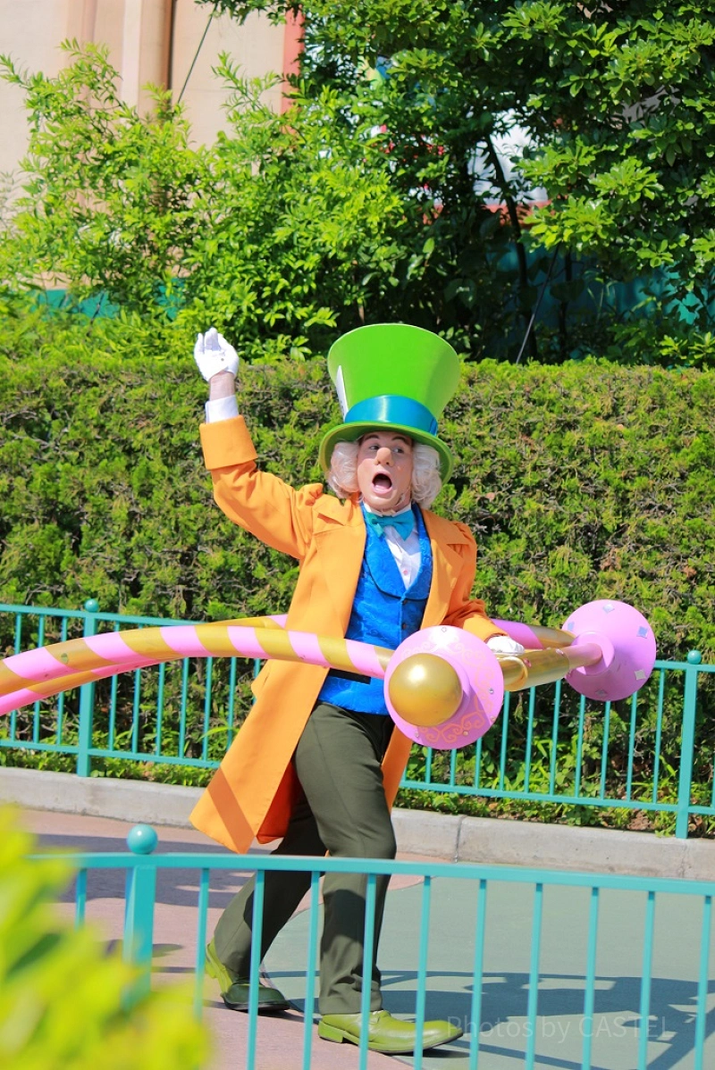 ディズニーキャストのバッジ】胸元に輝くキャストピンとは