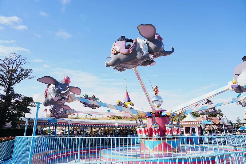 空飛ぶダンボ」を徹底解説！意外と怖い？待ち時間やトリビアも紹介