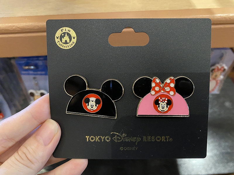 ディズニーピンバッジ ランド シーで買えるグッズまとめ キャラクター アトラクションデザインなど