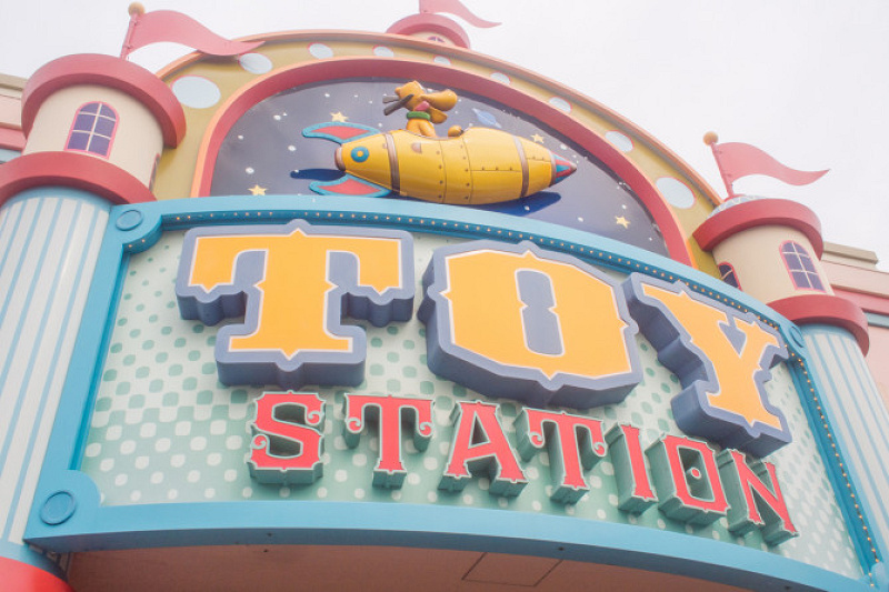 【TDL】トイ・ステーションはディズニーランドのおもちゃ屋さん！買えるグッズ、場所、内装まとめ！