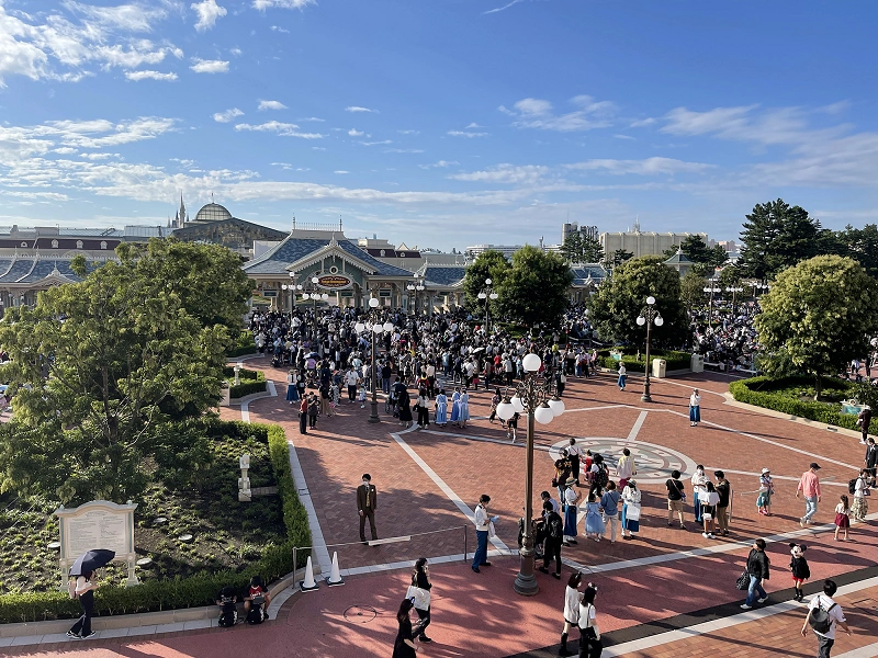 最新 ディズニー開園待ち徹底ガイド 早まる開園時間 何時から並ぶべき 混雑状況や入園の流れを解説