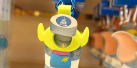 リトルグリーンメンのペットボトルホルダー| キャステル | CASTEL ディズニー情報