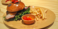 キノピオカフェ／マリオバーガー～ベーコン＆チーズ～| キャステル | CASTEL ディズニー情報