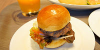 肉厚ハンバーガー| キャステル | CASTEL ディズニー情報