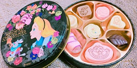 黒いシックな缶も大好評| キャステル | CASTEL ディズニー情報