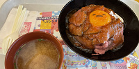 ぐでたまのローストビーフ丼| キャステル | CASTEL ディズニー情報