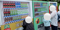 ユニバの自動販売機：アミティ・アイスクリームの向かい| キャステル | CASTEL ディズニー情報
