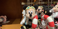 ミッキーぬいぐるみバッジ（2022ディズニー夏グッズSUISUI SUMMER）| キャステル | CASTEL ディズニー情報