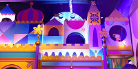 【ランド編】雨ディズニーフォトスポット④イッツ・ア・スモール・ワールドの乗り場| キャステル | CASTEL ディズニー情報