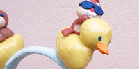 アヒルの浮き輪にチップとデールが乗っている| キャステル | CASTEL ディズニー情報