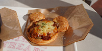 チーズハンバーグデニッシュ| キャステル | CASTEL ディズニー情報