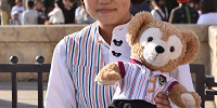 東京ディズニーシーのゲスコンさん・ゲスコンコスチュームのダッフィーと| キャステル | CASTEL ディズニー情報