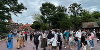 ディズニーランドの8月の混雑状況| キャステル | CASTEL ディズニー情報