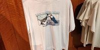 USJ×呪術廻戦コラボグッズ：Tシャツ（五条悟）| キャステル | CASTEL ディズニー情報