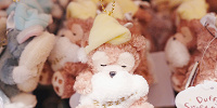 ダッフィーのぬいぐるみバッジ| キャステル | CASTEL ディズニー情報
