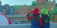【マリオの双子コーデ】マリオ＆ルイージの双子コーデ（後ろ姿）| キャステル | CASTEL ディズニー情報