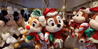 ディズニークリスマスグッズ2022：ぬいぐるみバッジセット（チップ＆デール）| キャステル | CASTEL ディズニー情報