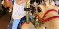 2人まで一緒に乗車可能なキャラバンカルーセル| キャステル | CASTEL ディズニー情報