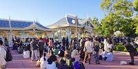 ディズニーランドの開園待ち列| キャステル | CASTEL ディズニー情報