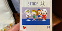 STAGE21の前でポーズを決める4人| キャステル | CASTEL ディズニー情報