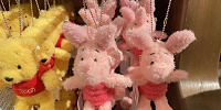 ピグレットのぬいぐるみバッジ| キャステル | CASTEL ディズニー情報
