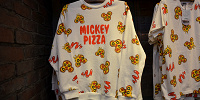 ミッキーピザのトレーナー| キャステル | CASTEL ディズニー情報