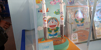ドラえもん　多機能ペン＋ペンスタンドのディスプレイ| キャステル | CASTEL ディズニー情報
