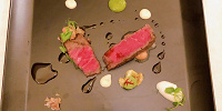 和牛フィレ肉とロース肉のビステッカ ボルロッティ ホースラディッシュのクレマ スモークソルト| キャステル | CASTEL ディズニー情報