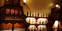 店内にはたくさんのお酒が並びます| キャステル | CASTEL ディズニー情報