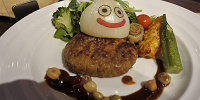 ニジゲンノモリ「ドラゴンクエストアイランド」／丸ごとたまねぎスライムのハンバーグ| キャステル | CASTEL ディズニー情報
