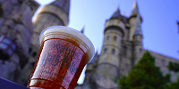 ホグワーツ城を背景に撮影したバタービール| キャステル | CASTEL ディズニー情報