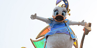 40周年コスチュームを着たデイジーダック| キャステル | CASTEL ディズニー情報