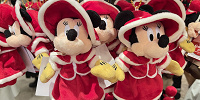 ディズニークリスマスグッズ2023：ぬいぐるみバッジ 2023年11月07日(火)発売| キャステル | CASTEL ディズニー情報