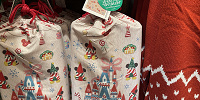 ディズニークリスマスグッズ2023：ポータブルクッション 2023年11月07日(火)発売| キャステル | CASTEL ディズニー情報