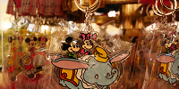 キーチェーン（空飛ぶダンボ）| キャステル | CASTEL ディズニー情報