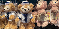 ぬいぐるみバッジ（ダッフィー）| キャステル | CASTEL ディズニー情報