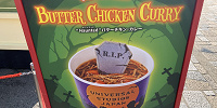 （写真右）“Haunted”バターチキン・カレー| キャステル | CASTEL ディズニー情報