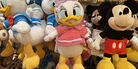 デイジーのぬいぐるみバッジ| キャステル | CASTEL ディズニー情報
