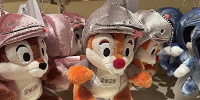 デイジーぬいぐるみバッジ(ディズニーお正月グッズ2025)| キャステル | CASTEL ディズニー情報