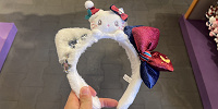 ユニバクリスマスグッズ2024：ハロー・キティのカチューシャ| キャステル | CASTEL ディズニー情報