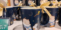 ユニバクリスマスグッズ2024：スプーン付きマグカップ（冬服スヌーピー&チャーリー）| キャステル | CASTEL ディズニー情報