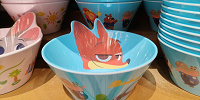 上海ディズニーズートピアグッズ：ニックのプラスチック皿| キャステル | CASTEL ディズニー情報