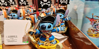 上海ディズニーカリブの海賊グッズ：海賊船＆スティッチフィギュア| キャステル | CASTEL ディズニー情報