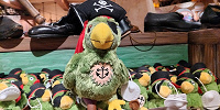 上海ディズニーカリブの海賊グッズ：海賊オウムのぬいぐるみ| キャステル | CASTEL ディズニー情報